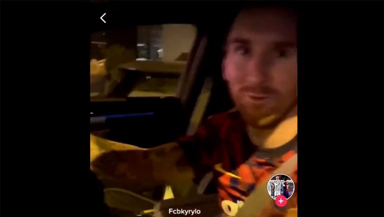 Video: Messi le regala su camiseta a un aficionado que siempre lo espera afuera del Camp Nou