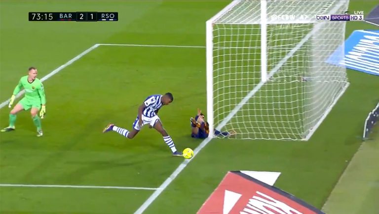 Video: Pedri casi se rompe las costillas con el poste evitando el gol del empate de la Real Sociedad