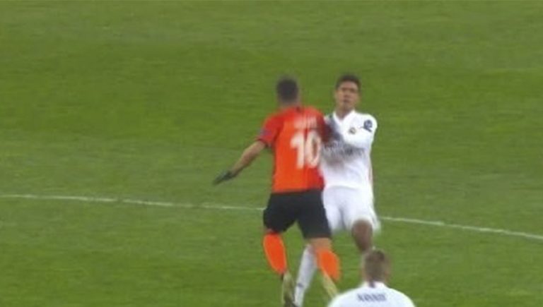 Video: Varane lesiona a futbolista del Shakhtar y el árbitro le perdona la roja