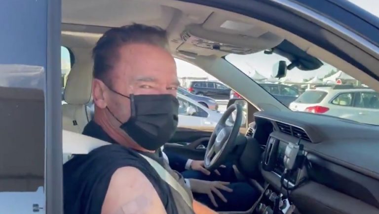 VIDEO: Al estilo “Terminator” Arnold Scwarzenegger se vacuna contra el covid-19