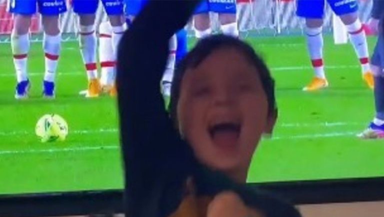 Video: Redes alucinan con la reacción de Mateo Messi al golazo de tiro libre de su papá