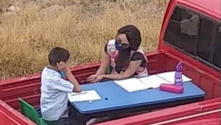 Maestra que daba clases en su camioneta es sorprendida con un aula móvil