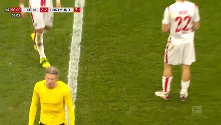 Video: Haaland arroja su camiseta a rival y se va molesto del terreno de juego por empate del Dortmund