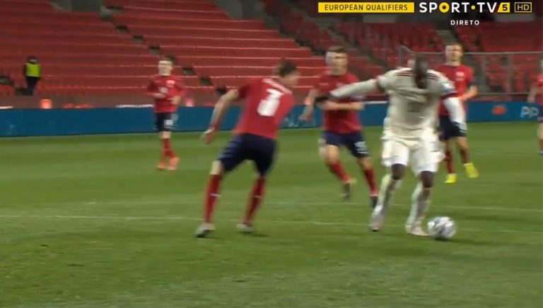 Video: ¡Lukaku se agiganta con Bélgica! Espectacular definición tras doble regate para empatar el partido