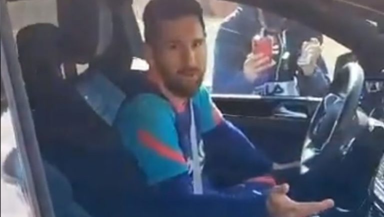 Video: Messi se molesta con aficionado que lo intercepta al salir del entrenamiento del Barcelona