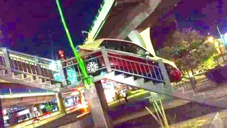 Un borracho intentó cruzar el periférico por un puente peatonal… pero con todo y coche