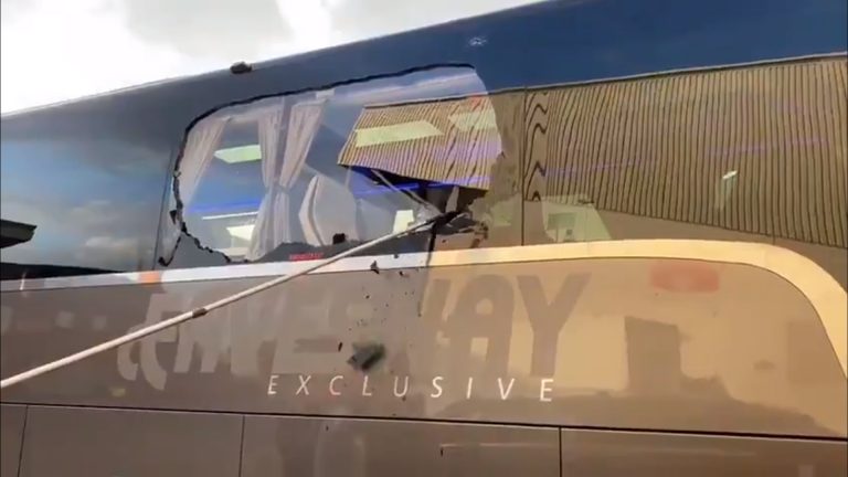 Video: Apedrean autobús del Real Madrid en su llegada a Anfield