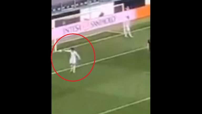 Video: Cristiano arroja su camiseta a recogepelotas y se va molesto del terreno de juego por no marcar gol