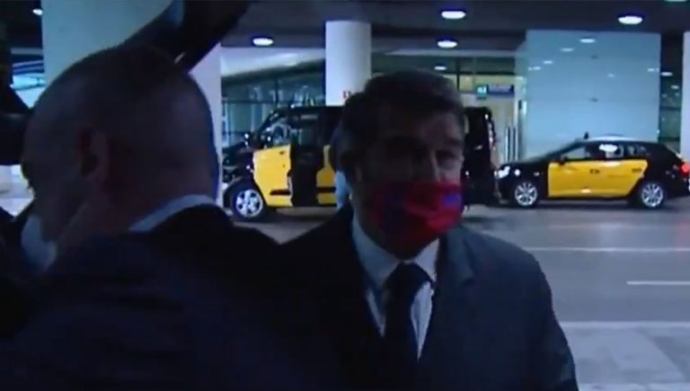 Video: Joan Laporta es cazado en el aeropuerto hablando de Neymar antes de la final de Copa