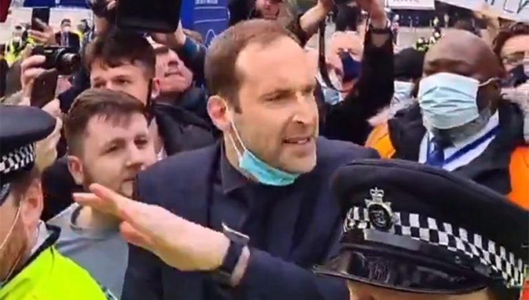 Video: Peter Cech encara a los protestantes en Stamford Bridge y les pide que se quiten