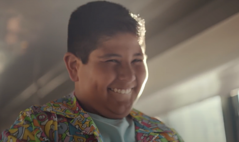 “Niño del oxxo” debuta en la música como estrella de reggaetón