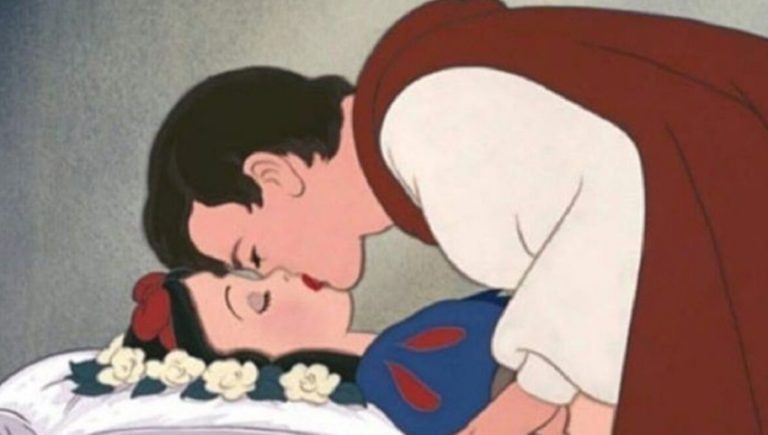 Quieren cancelar a ‘Blancanieves’ porque el beso del príncipe no fue consensuado