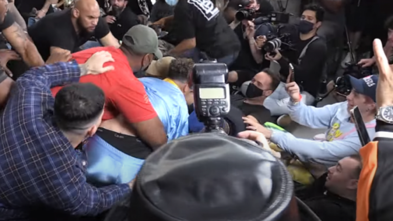 VIDEO: Conferencia de influencers termina en una pelea campal