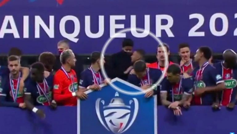 Mbappé niega el saludo a Al-Khelaïfi, presidente del PSG, tras ganar la Copa de Francia