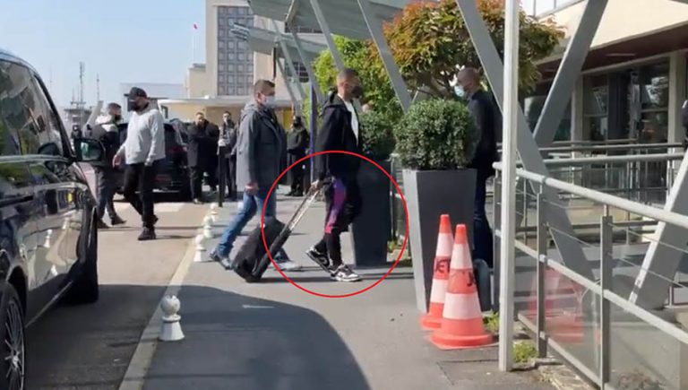 Video: Mbappé llega cojeando al aeropuerto antes de la vuelta contra el Manchester City