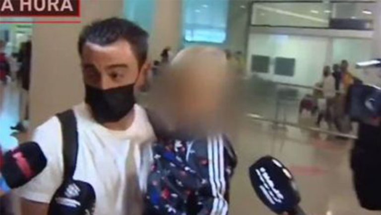 Video: ¡Explotó! Xavi arremete contra periodistas que lo interceptaron en su llegada a Barcelona