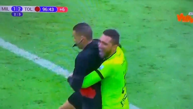 Video: Álvaro Montero, portero del Tolima, abraza y carga al árbitro tras quedar campeón