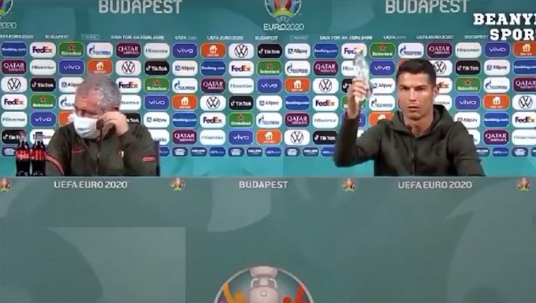 Video: Cristiano se molesta por presencia de Coca-Cola en conferencia de prensa