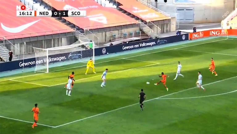 Video: ¡Se juntan los refuerzos del Barça! Wijnaldum asiste a Depay para un golazo de Holanda