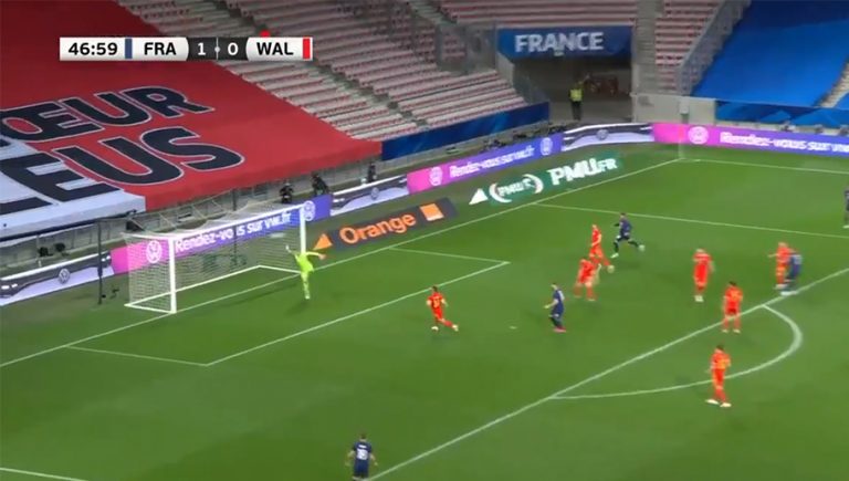 Video: Golazo de Griezmann desde fuera del área tras asistencia de tacón de Mbappé