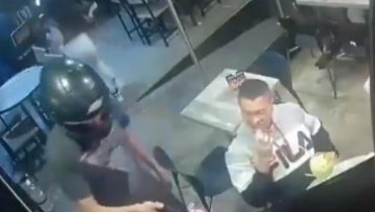 VIDEO VIRAL: Hombre no puede dejar de comer alitas mientras es asaltado