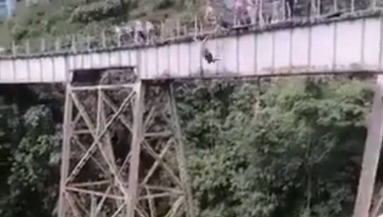 VIDEO: Joven muere al caer al vacío en un ‘bungee jumping’