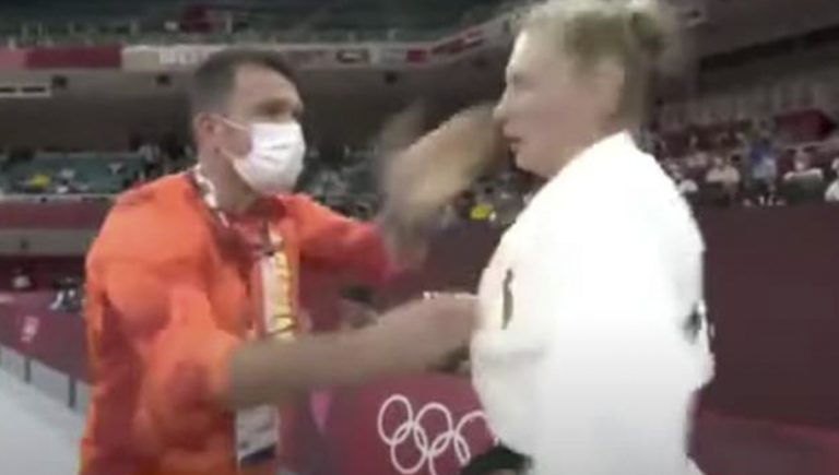 VIDEO: Causa polémica entrenador que cachetea a competidora en los Juegos Olímpicos de Tokio 2020