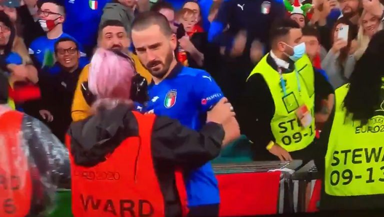 Video: guardia de seguridad de Wembley confunde a Bonucci con un invasor de campo y lo detiene