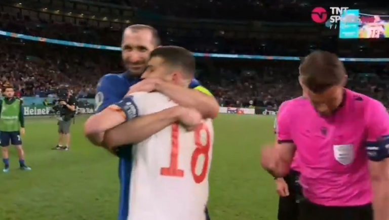 Video: Chiellini se emociona por ganar el volado de los penales y abraza a un molesto Jordi Alba