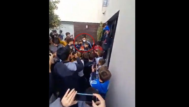 Video: Messi atiende a aficionados que se encontraban cantando afuera de casa de sus suegros