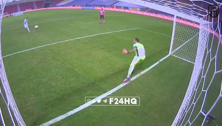 Video: Así quedó la cámara de la portería de Ospina tras recibir el impacto del penal de Messi