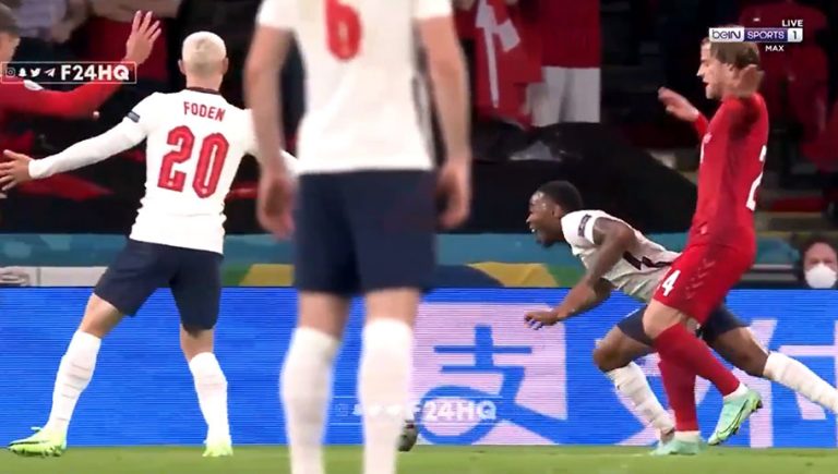 Video: La polémica falta que definió el partido entre Inglaterra y Dinamarca