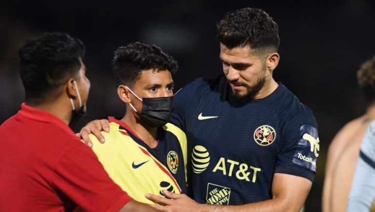 VIDEO: Un aficionado entró a la cancha y Henry Martín lo defendió de la policía