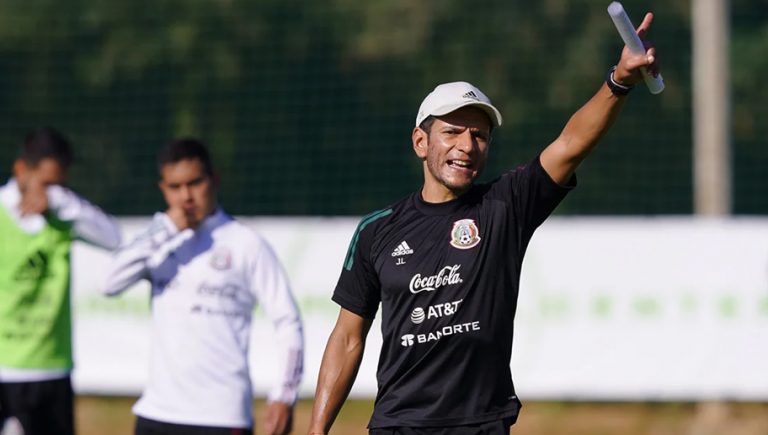 Jaime Lozano le da cachetada con guante blanco a Vucetich