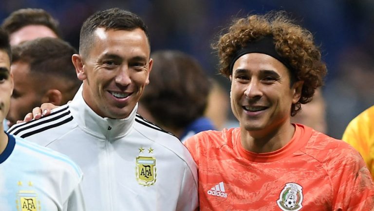 Guillermo Ochoa toma la misma postura de Agustín Marchesín en el América