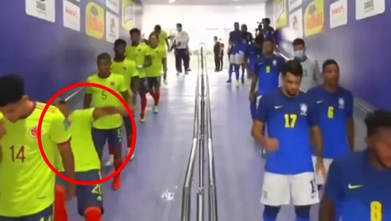 VIDEO: Roger Martínez hace el ridículo en los vestidores con la Selección de Colombia