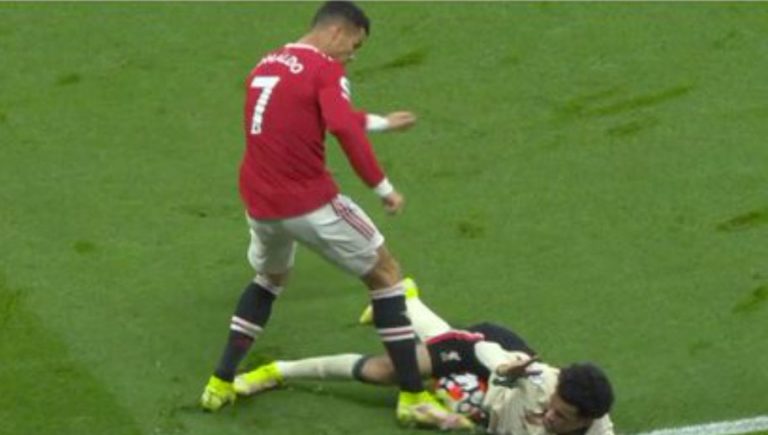 Video: Cristiano Ronaldo pierde la cabeza y patea violentamente a Curtis Jones