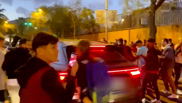 Video: aficionados increpan a Koeman en su salida del Camp Nou y dañan su auto