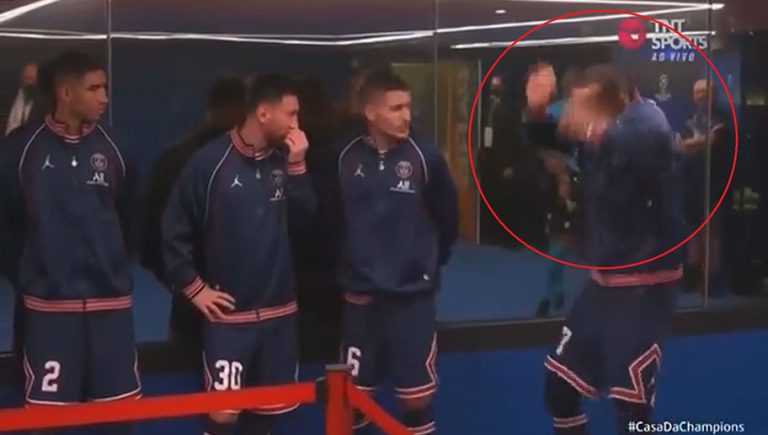 Video: Mbappé se lleva tremendo susto con el árbitro en el partido contra el Leipzig