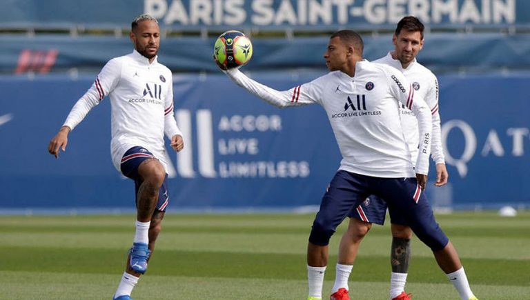 Pochettino se mete en problemas con Mbappé y Neymar por alabar a Messi