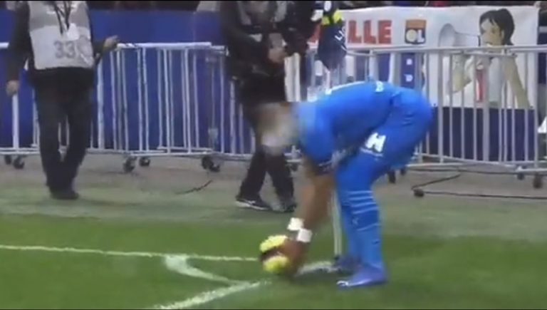 Video: suspenden el Lyon-Marsella tras botellazo a Payet