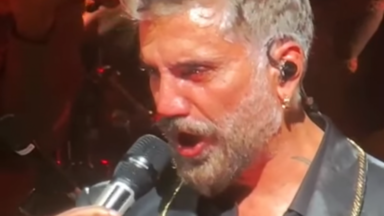 VIDEO: Alejandro Fernández rompe en llanto en pleno concierto antes del fallecimiento de su padre