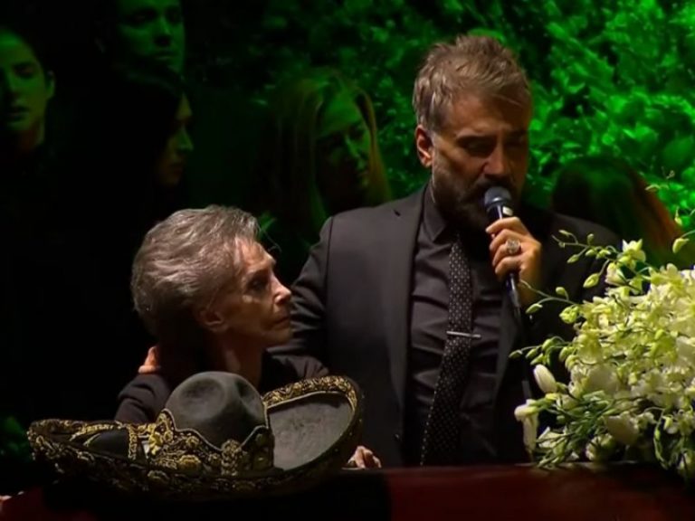 El desgarrador momento en que Alejandro Fernández canta frente al ataúd de su padre