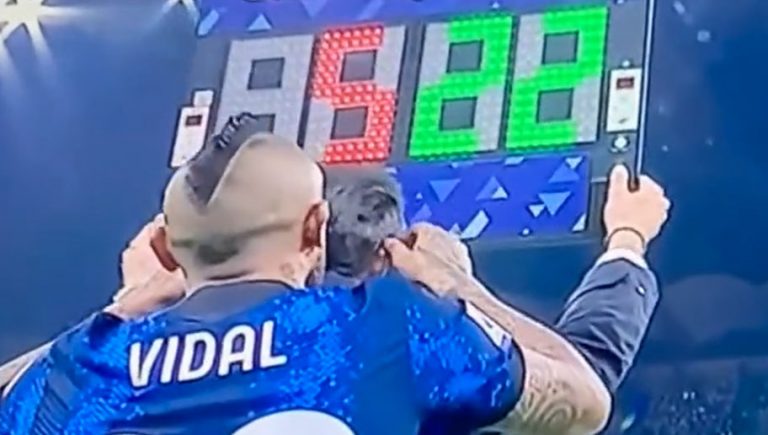 Video: Vidal le jala las orejas al árbitro asistente en partido de Serie A