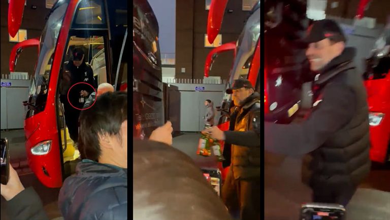 Video: Klopp baja del autobús del Liverpool para repartir cervezas a los aficionados