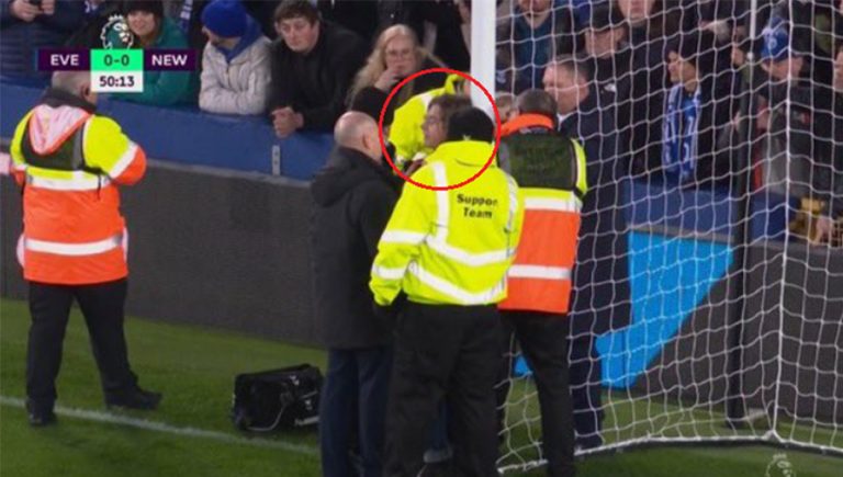Video: aficionado brinca al campo y se esposa a la portería en la Premier League