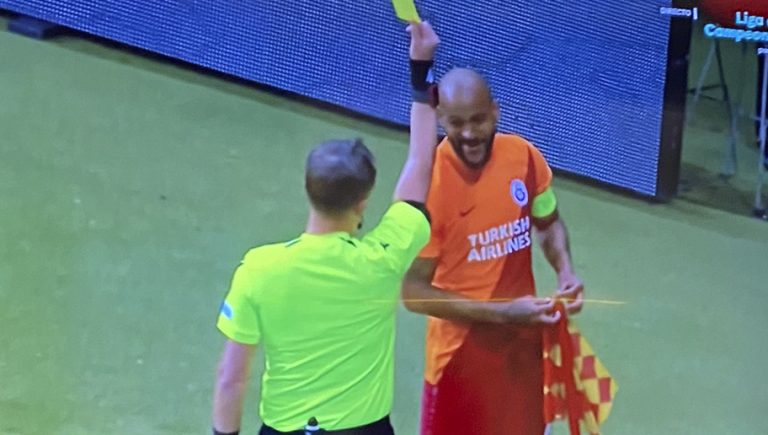 Video: Marcão es amonestado por destruir el banderín de córner tras marcarle gol al Barcelona