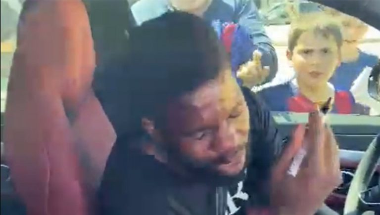 Video: la grosera reacción de Umtiti con un niño que se acercó a pedirle un autógrafo