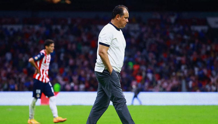 Juan Reynoso borra a uno de sus seleccionados de Cruz Azul tras casi llegar a los golpes con él
