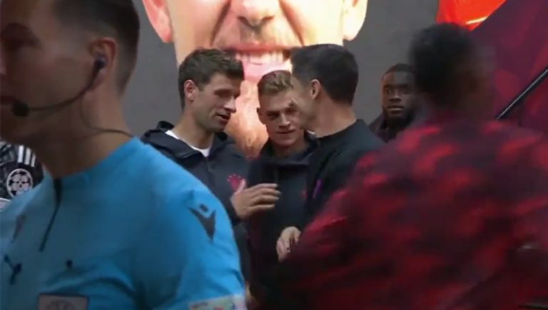 Video: Lewandowski ignora a Müller mientras saludaba a todos sus ex compañeros